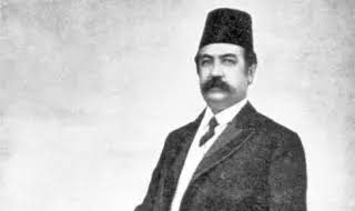 Osmanlı Devleti’nin son yılları, yalnızca savaşların ve toprak kayıplarının değil, aynı zamanda devletin nasıl ayakta kalacağına ilişkin derin görüş ayrılıklarının da yaşandığı bir dönemdi. Bu dönemde görev yapan devlet adamları, imparatorluğun geleceği konusunda farklı yollar öneriyordu. Bazıları yabancı devletlerle uzlaşarak mevcut düzeni korumaya çalışırken bazıları bağımsızlık mücadelesinin ancak millî iradeye dayanarak başarıya ulaşabileceğini savunuyordu. Dâmad Ferid Paşa, bu iki yaklaşımın çatıştığı tarihsel sürecin en dikkat çekici isimlerinden biri oldu.