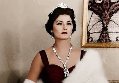 Osmanlı hanedanının son kuşağında yer alan Necla Hibetullah Osmanoğlu, tarihe Necla Sultan adıyla geçen önemli aile üyelerinden biridir. Son Osmanlı padişahı Sultan VI. Mehmed Vahdeddin’in torunu ve son halife Abdülmecid Efendi’nin torunlarından biri olan Necla Sultan, imparatorluğun sona ermesinin ardından farklı ülkelerde yaşamını sürdüren Osmanoğulları ailesinin temsilcileri arasında bulunur.