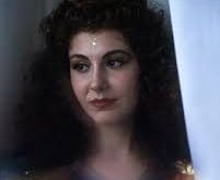 Türk sanat dünyasında bazı isimler, farklı disiplinlerde gösterdikleri faaliyetlerle hatırlanır. Emel Büyükburç da müzik eğitimi, sahne performansları, televizyon projeleri ve sinema çalışmalarıyla bu isimler arasında yer alır. Şarkıcılığın yanı sıra oyunculuğa da ilgi duyan sanatçı, özellikle 1970’li ve 1980’li yıllarda sürdürdüğü faaliyetlerle dikkat çekmiştir. Çocuklara yönelik müzik projelerinde görev alması ise sanat anlayışının yalnızca yetişkin dinleyicilere hitap eden çalışmalarla sınırlı olmadığını gösterir.