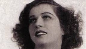 Anna Marly, İkinci Dünya Savaşı yıllarında bestelediği şarkılarla özgürlük mücadelesinin müzikal simgelerinden biri hâline gelen Rusya doğumlu Fransız şarkıcı, besteci, söz yazarı ve gitaristtir. Asıl adı Anna Yuryevna Betulinskaya olan sanatçı, özellikle Fransız Direnişi'nin unutulmaz eserlerinden Le Chant des Partisans ile tanınır. Müziği, savaş döneminin korkularını, işgal altındaki insanların umutlarını ve bağımsızlık arzusunu ifade eden güçlü bir anlatım aracına dönüşmüştür.