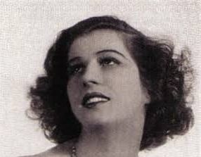 Anna Marly, İkinci Dünya Savaşı yıllarında bestelediği şarkılarla özgürlük mücadelesinin müzikal simgelerinden biri hâline gelen Rusya doğumlu Fransız şarkıcı, besteci, söz yazarı ve gitaristtir. Asıl adı Anna Yuryevna Betulinskaya olan sanatçı, özellikle Fransız Direnişi'nin unutulmaz eserlerinden Le Chant des Partisans ile tanınır. Müziği, savaş döneminin korkularını, işgal altındaki insanların umutlarını ve bağımsızlık arzusunu ifade eden güçlü bir anlatım aracına dönüşmüştür.
