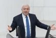 Türkiye’nin yakın dönem siyasi ve medya tarihinde öne çıkan isimlerden biri olan Tuncay Özkan, gazetecilikten televizyon yöneticiliğine, toplumsal hareketlerden aktif siyasete uzanan kariyeriyle tanınır. Uzun yıllar haber merkezlerinde görev yapan, televizyon programları hazırlayan ve medya kuruluşlarının yönetiminde bulunan Özkan, ilerleyen dönemde siyasi faaliyetleriyle kamuoyunun gündemine girmiştir.