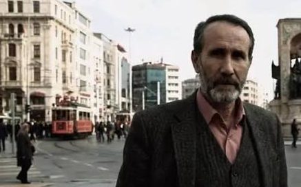 Türkiye'nin yakın geçmişinde yaşanan siyasi gelişmeler, güvenlik tartışmaları ve faili meçhul cinayetler söz konusu olduğunda adı sık sık gündeme gelen kişilerden biri Mahmut Yıldırım'dır. Kamuoyunda Yeşil kod adıyla tanınan Yıldırım, özellikle 1990'lı yıllarda devletin güvenlik birimleriyle ilişkileri, gizli operasyonlara katıldığı yönündeki iddialar ve Susurluk skandalıyla bağlantılı tartışmalar nedeniyle tanınmıştır.