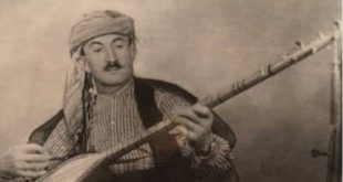 Anadolu'nun zengin halk müziği geleneği, geçmişten günümüze ulaşan türküleri ve bu türküleri yaşatan sanatçılarıyla kültürel belleğin en önemli parçalarından biridir. Her bölgenin kendine özgü ezgileri, söyleyiş biçimleri ve çalgı teknikleri bulunur. Kütahya'nın geleneksel müzik dünyasında iz bırakan isimlerden biri olan Âşık Hisarlı Ahmet, yöresel türkülerin tanınmasına ve halk müziği mirasının korunmasına katkıda bulunan sanatçılar arasında yer alır.