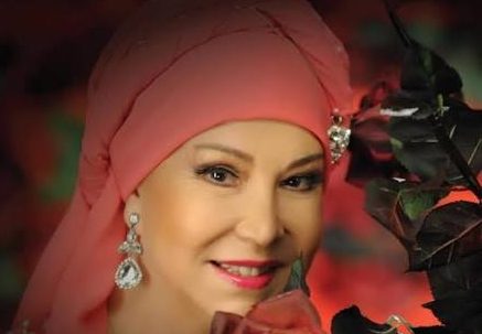 Anadolu'nun köklü müzik geleneğini kendine özgü yorumuyla geniş kitlelere ulaştıran Bedia Akartürk, Türk halk müziğinin uzun yıllardır tanınan ve saygı gören sanatçıları arasında bulunuyor. Küçük yaşlarda başlayan türkü sevgisini profesyonel bir kariyere dönüştüren sanatçı, radyo programlarından plak çalışmalarına, konserlerden televizyon yayınlarına kadar uzanan geniş bir alanda iz bıraktı. Geleneksel ezgilerin özünü korumaya verdiği önem ve sahnedeki güçlü yorumuyla farklı kuşaklardan dinleyicilerin ilgisini çekmeyi başardı.