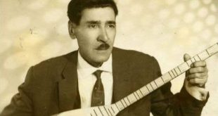 Anadolu'nun köklü müzik gelenekleri arasında özel bir yere sahip olan bozlak kültürü, geçmişten günümüze güçlü sesler ve usta yorumcular aracılığıyla ulaşmıştır. Bu geleneğin önde gelen temsilcilerinden Muharrem Ertaş, kendine has okuyuşuyla, bağlama icrasıyla ve halk şiirine dayanan repertuvarıyla Türk halk müziğinin unutulmaz sanatçıları arasında yer alır. Kırşehir yöresinde yetişen sanatçı, yaşamı boyunca geleneksel müziğin özelliklerini koruyarak kendisinden sonraki kuşaklara aktarmaya çalışmıştır.