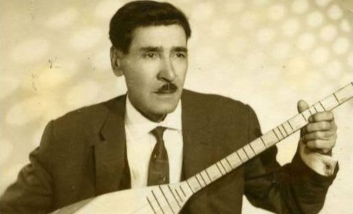 Anadolu'nun köklü müzik gelenekleri arasında özel bir yere sahip olan bozlak kültürü, geçmişten günümüze güçlü sesler ve usta yorumcular aracılığıyla ulaşmıştır. Bu geleneğin önde gelen temsilcilerinden Muharrem Ertaş, kendine has okuyuşuyla, bağlama icrasıyla ve halk şiirine dayanan repertuvarıyla Türk halk müziğinin unutulmaz sanatçıları arasında yer alır. Kırşehir yöresinde yetişen sanatçı, yaşamı boyunca geleneksel müziğin özelliklerini koruyarak kendisinden sonraki kuşaklara aktarmaya çalışmıştır.