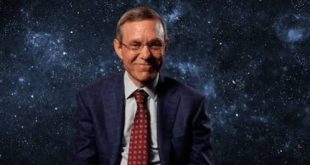 İnsanlığın evrendeki yerini anlamaya yönelik araştırmalar, astronominin en eski sorularından birini günümüzde de canlı tutuyor: Dünya, yaşamın ortaya çıktığı tek yer mi, yoksa evrenin başka köşelerinde de canlılık ve gelişmiş uygarlıklar bulunuyor mu? Bu soruya kesin bir yanıt verilebilmiş değil. Ancak bazı bilim insanları, mevcut gözlem yöntemlerinin geliştirilmesi ve alışılmışın dışındaki gök olaylarının daha dikkatli incelenmesiyle önemli sonuçlara ulaşılabileceğini düşünüyor. İsrailli-Amerikalı astrofizikçi Avi Loeb, bu yaklaşımıyla öne çıkan isimler arasında yer alıyor.