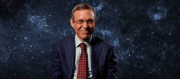 İnsanlığın evrendeki yerini anlamaya yönelik araştırmalar, astronominin en eski sorularından birini günümüzde de canlı tutuyor: Dünya, yaşamın ortaya çıktığı tek yer mi, yoksa evrenin başka köşelerinde de canlılık ve gelişmiş uygarlıklar bulunuyor mu? Bu soruya kesin bir yanıt verilebilmiş değil. Ancak bazı bilim insanları, mevcut gözlem yöntemlerinin geliştirilmesi ve alışılmışın dışındaki gök olaylarının daha dikkatli incelenmesiyle önemli sonuçlara ulaşılabileceğini düşünüyor. İsrailli-Amerikalı astrofizikçi Avi Loeb, bu yaklaşımıyla öne çıkan isimler arasında yer alıyor.
