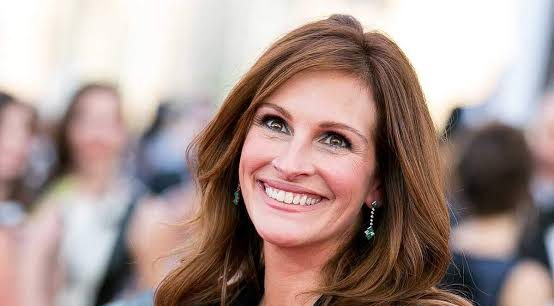 Hollywood’un uzun yıllardır dünya çapında tanınan yıldızlarından Julia Roberts, güçlü ekran enerjisi, doğal oyunculuğu ve farklı karakterleri başarıyla canlandırabilmesiyle sinema tarihinde kendine özgü bir yer edinmiştir. Kariyerine genç yaşlarda başlayan Amerikalı oyuncu, özellikle 1990’lı yıllarda romantik komedi türünün en önemli isimlerinden biri hâline gelmiş, sonraki yıllarda ise dramatik rollerdeki başarısıyla oyunculuk yeteneğinin farklı yönlerini ortaya koymuştur.