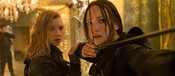 Distopik bilimkurgu türünün öne çıkan serilerinden Açlık Oyunları, 2015 yılında vizyona giren Açlık Oyunları: Alaycı Kuş Bölüm 2 (The Hunger Games: Mockingjay – Part 2) ile ana hikâyesini tamamlıyor. Suzanne Collins'in aynı adlı romanından uyarlanan yapım, serinin bir önceki filminde başlayan olayları devam ettirerek Panem'deki siyasi çatışmayı, toplumsal direnişi ve bireylerin özgürlük arayışını son aşamaya taşıyor.