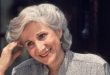 Amerikalı oyuncu Olympia Dukakis, tiyatrodan sinemaya uzanan uzun kariyeri, güçlü karakter yorumları ve kendine özgü oyunculuk tarzıyla Hollywood'un saygın sanatçıları arasında yer almıştır. Özellikle 1987 yapımı Ay Çarpması (Moonstruck) filmindeki Rose Castorini karakteriyle dünya çapında tanınan Dukakis, bu performansıyla En İyi Yardımcı Kadın Oyuncu Oscar'ını kazanmıştır. Kariyeri boyunca yalnızca sinema filmlerinde değil, tiyatro sahnelerinde ve televizyon yapımlarında da önemli roller üstlenmiştir.