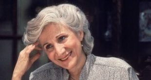Amerikalı oyuncu Olympia Dukakis, tiyatrodan sinemaya uzanan uzun kariyeri, güçlü karakter yorumları ve kendine özgü oyunculuk tarzıyla Hollywood'un saygın sanatçıları arasında yer almıştır. Özellikle 1987 yapımı Ay Çarpması (Moonstruck) filmindeki Rose Castorini karakteriyle dünya çapında tanınan Dukakis, bu performansıyla En İyi Yardımcı Kadın Oyuncu Oscar'ını kazanmıştır. Kariyeri boyunca yalnızca sinema filmlerinde değil, tiyatro sahnelerinde ve televizyon yapımlarında da önemli roller üstlenmiştir.