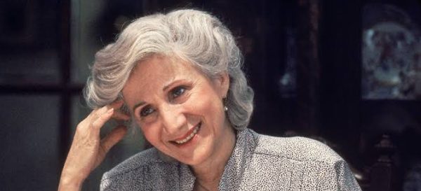Amerikalı oyuncu Olympia Dukakis, tiyatrodan sinemaya uzanan uzun kariyeri, güçlü karakter yorumları ve kendine özgü oyunculuk tarzıyla Hollywood'un saygın sanatçıları arasında yer almıştır. Özellikle 1987 yapımı Ay Çarpması (Moonstruck) filmindeki Rose Castorini karakteriyle dünya çapında tanınan Dukakis, bu performansıyla En İyi Yardımcı Kadın Oyuncu Oscar'ını kazanmıştır. Kariyeri boyunca yalnızca sinema filmlerinde değil, tiyatro sahnelerinde ve televizyon yapımlarında da önemli roller üstlenmiştir.