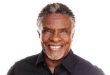 Amerikalı oyuncu Keith David, Hollywood'un en karakteristik seslerinden birine ve uzun soluklu oyunculuk kariyerlerinden birine sahip sanatçılar arasında yer almaktadır. Sinema, televizyon, tiyatro, animasyon ve video oyunları gibi birbirinden farklı alanlarda çalışmalar gerçekleştiren David, özellikle güçlü ses tonu, etkileyici oyunculuk yeteneği ve canlandırdığı karakterlere kazandırdığı derinlikle tanınmaktadır.