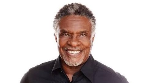 Amerikalı oyuncu Keith David, Hollywood'un en karakteristik seslerinden birine ve uzun soluklu oyunculuk kariyerlerinden birine sahip sanatçılar arasında yer almaktadır. Sinema, televizyon, tiyatro, animasyon ve video oyunları gibi birbirinden farklı alanlarda çalışmalar gerçekleştiren David, özellikle güçlü ses tonu, etkileyici oyunculuk yeteneği ve canlandırdığı karakterlere kazandırdığı derinlikle tanınmaktadır.
