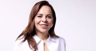Türk televizyon sektöründe kendine özgü anlatım diliyle öne çıkan yönetmenlerden biri olan Zeynep Günay Tan, özellikle güçlü dramatik hikâyeleri, karakterlerin psikolojik dünyasını yansıtan sahne tasarımları ve dönem atmosferini başarıyla kuran yönetmenlik anlayışıyla tanınmaktadır. Uzun yıllardır televizyon ve dijital platform projelerinde çalışan Günay, Türkiye'de geniş izleyici kitlelerine ulaşan pek çok yapımda kamera arkasında yer almıştır.