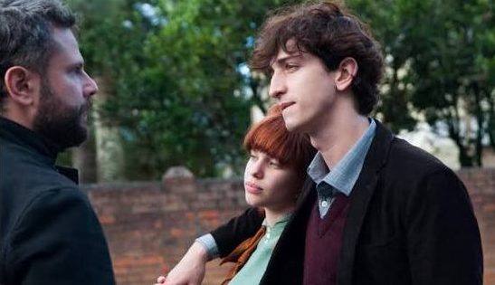 Bazı filmler büyük olayları, sert çatışmaları ve şaşırtıcı dönemeçleri merkeze alırken bazıları insan hayatındaki küçük değişimlere odaklanır. The Movie of My Life, özgün adıyla O Filme da Minha Vida, ikinci grupta yer alan, duygularını yüksek sesle ifade etmek yerine atmosferi ve karakterlerin iç dünyasını öne çıkaran bir Brezilya yapımıdır.