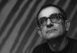 Polonya sinemasının dünya çapında tanınmasına katkıda bulunan Krzysztof Kieślowski, insanın iç dünyasını, ahlaki çatışmalarını ve hayatın öngörülemeyen yönlerini sinema sanatının olanaklarıyla anlatan önemli yönetmenlerden biridir. Kariyeri boyunca belgesel ve kurmaca sinema arasında kendine özgü bir bağ kuran sanatçı, sıradan insanların yaşamlarından yola çıkarak evrensel sorulara yöneldi. Onun filmlerinde aşk, kayıp, özgürlük, sorumluluk ve kader gibi kavramlar, basit tanımlarla açıklanmak yerine karakterlerin deneyimleri üzerinden ele alınır.
