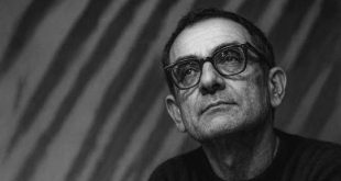 Polonya sinemasının dünya çapında tanınmasına katkıda bulunan Krzysztof Kieślowski, insanın iç dünyasını, ahlaki çatışmalarını ve hayatın öngörülemeyen yönlerini sinema sanatının olanaklarıyla anlatan önemli yönetmenlerden biridir. Kariyeri boyunca belgesel ve kurmaca sinema arasında kendine özgü bir bağ kuran sanatçı, sıradan insanların yaşamlarından yola çıkarak evrensel sorulara yöneldi. Onun filmlerinde aşk, kayıp, özgürlük, sorumluluk ve kader gibi kavramlar, basit tanımlarla açıklanmak yerine karakterlerin deneyimleri üzerinden ele alınır.