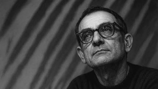 Polonya sinemasının dünya çapında tanınmasına katkıda bulunan Krzysztof Kieślowski, insanın iç dünyasını, ahlaki çatışmalarını ve hayatın öngörülemeyen yönlerini sinema sanatının olanaklarıyla anlatan önemli yönetmenlerden biridir. Kariyeri boyunca belgesel ve kurmaca sinema arasında kendine özgü bir bağ kuran sanatçı, sıradan insanların yaşamlarından yola çıkarak evrensel sorulara yöneldi. Onun filmlerinde aşk, kayıp, özgürlük, sorumluluk ve kader gibi kavramlar, basit tanımlarla açıklanmak yerine karakterlerin deneyimleri üzerinden ele alınır.