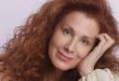 Amerikalı oyuncu Suzie Plakson, özellikle bilim kurgu ve televizyon dizileriyle tanınan, kariyerini farklı sanat dallarıyla beslemiş çok yönlü bir sanatçıdır. Uzun yıllara yayılan meslek hayatında televizyon dizilerinden sinema filmlerine, tiyatrodan seslendirmeye kadar çeşitli alanlarda çalışan Plakson, en çok Star Trek evreninde canlandırdığı birbirinden farklı karakterlerle hafızalarda yer edinmiştir.