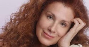 Amerikalı oyuncu Suzie Plakson, özellikle bilim kurgu ve televizyon dizileriyle tanınan, kariyerini farklı sanat dallarıyla beslemiş çok yönlü bir sanatçıdır. Uzun yıllara yayılan meslek hayatında televizyon dizilerinden sinema filmlerine, tiyatrodan seslendirmeye kadar çeşitli alanlarda çalışan Plakson, en çok Star Trek evreninde canlandırdığı birbirinden farklı karakterlerle hafızalarda yer edinmiştir.