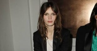 Fransız oyuncu ve manken Marine Vacth, moda dünyasından sinemaya uzanan kariyeriyle Avrupa sinemasında kendine özgü bir yer edinmiştir. Genç yaşlarda başladığı modellik çalışmalarının ardından oyunculuğa yönelen Vacth, özellikle psikolojik derinliği olan karakterleri canlandırdığı filmlerle tanınmıştır. François Ozon'un yönettiği Jeune & Jolie (Genç ve Güzel) filmi, onun kariyerinde yeni bir sayfa açmış ve uluslararası sinema çevrelerinde adının duyulmasını sağlamıştır.