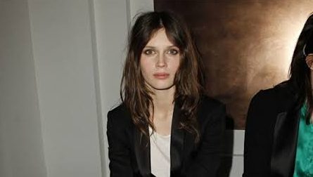 Fransız oyuncu ve manken Marine Vacth, moda dünyasından sinemaya uzanan kariyeriyle Avrupa sinemasında kendine özgü bir yer edinmiştir. Genç yaşlarda başladığı modellik çalışmalarının ardından oyunculuğa yönelen Vacth, özellikle psikolojik derinliği olan karakterleri canlandırdığı filmlerle tanınmıştır. François Ozon'un yönettiği Jeune & Jolie (Genç ve Güzel) filmi, onun kariyerinde yeni bir sayfa açmış ve uluslararası sinema çevrelerinde adının duyulmasını sağlamıştır.