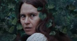 2013 yılında izleyiciyle buluşan Karanlıktan Gelen (Dark Skies), bilim kurgu ile korku türlerini bir araya getiren, aile yaşamının sıradanlığına gizemli ve ürkütücü bir atmosfer yerleştiren yapımlardan biridir. Scott Stewart tarafından yazılan ve yönetilen film, doğaüstü olaylara benzeyen gelişmelerin arkasında insanlığın henüz tam olarak anlayamadığı bir tehdidin bulunabileceği fikrini işler. Başrollerinde Keri Russell, Josh Hamilton, Dakota Goyo ve J. K. Simmons'ın yer aldığı yapım, korkuyu yalnızca ani sesler ve beklenmedik görüntüler üzerinden değil, giderek büyüyen belirsizlik duygusu aracılığıyla da kurar.