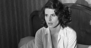 Fransız sinemasının kendine özgü oyunculuk anlayışını temsil eden sanatçılardan Fanny Ardant, güçlü karakterleri yorumlama becerisi, etkileyici ses tonu ve doğal sahne hâkimiyetiyle uzun yıllardır sinema dünyasında varlığını sürdürüyor. Tiyatro sahnesinden televizyona, oradan da beyaz perdeye uzanan kariyeri boyunca farklı yönetmenlerle çalışan Ardant, yalnızca oyunculuğuyla değil, yönetmenlik ve senaristlik deneyimleriyle de dikkat çekiyor.