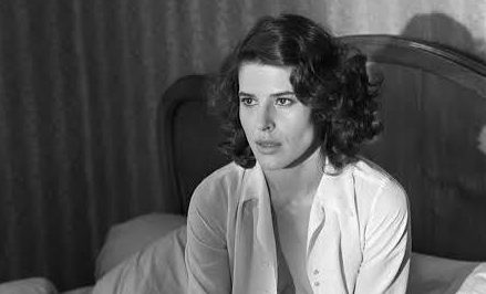 Fransız sinemasının kendine özgü oyunculuk anlayışını temsil eden sanatçılardan Fanny Ardant, güçlü karakterleri yorumlama becerisi, etkileyici ses tonu ve doğal sahne hâkimiyetiyle uzun yıllardır sinema dünyasında varlığını sürdürüyor. Tiyatro sahnesinden televizyona, oradan da beyaz perdeye uzanan kariyeri boyunca farklı yönetmenlerle çalışan Ardant, yalnızca oyunculuğuyla değil, yönetmenlik ve senaristlik deneyimleriyle de dikkat çekiyor.