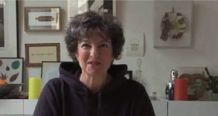 Fransız yazar ve senarist Emmanuèle Bernheim, insan hayatının karmaşık yönlerini sade bir anlatımla ele alan, edebiyat ile sinema arasında kendine özgü bir bağ kuran sanatçılardan biridir. Eserlerinde büyük olaylardan çok gündelik yaşamın içindeki kırılma anlarına odaklanan Bernheim, aşk, bağlılık, yalnızlık, kişisel özgürlük ve aile ilişkileri gibi konuları incelikli bir bakışla işler. Az sayıda kitap yayımlamasına rağmen Fransız edebiyatında dikkat çeken bir yer edinmesi, anlatımındaki yoğunluktan ve karakterlerini ele alış biçiminden kaynaklanır.