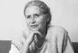 20. yüzyıl edebiyatının en etkili yazarları arasında gösterilen Doris Lessing, insan psikolojisini, toplumsal eşitsizlikleri, kadınların özgürlük mücadelesini ve siyasi ideolojilerin birey üzerindeki etkilerini eserlerine taşıyan önemli bir romancıdır. Gerçekçi anlatımı bilim kurgu, alegori ve psikolojik çözümlemelerle birleştiren Lessing, yalnızca yaşadığı dönemin sorunlarını ele almakla kalmamış, insanlığın geleceğine ilişkin sorular da sormuştur. Farklı edebî türlerde kaleme aldığı eserleri ve geleneksel düşünce kalıplarını sorgulayan yaklaşımı, onu modern dünya edebiyatının özgün isimlerinden biri hâline getirmiştir.