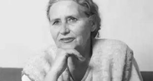 20. yüzyıl edebiyatının en etkili yazarları arasında gösterilen Doris Lessing, insan psikolojisini, toplumsal eşitsizlikleri, kadınların özgürlük mücadelesini ve siyasi ideolojilerin birey üzerindeki etkilerini eserlerine taşıyan önemli bir romancıdır. Gerçekçi anlatımı bilim kurgu, alegori ve psikolojik çözümlemelerle birleştiren Lessing, yalnızca yaşadığı dönemin sorunlarını ele almakla kalmamış, insanlığın geleceğine ilişkin sorular da sormuştur. Farklı edebî türlerde kaleme aldığı eserleri ve geleneksel düşünce kalıplarını sorgulayan yaklaşımı, onu modern dünya edebiyatının özgün isimlerinden biri hâline getirmiştir.