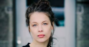 Avrupa sinemasında kendine özgü bir yer edinen Paula Beer, karakterlerin iç dünyasını incelikli biçimde yansıtabilen oyuncular arasında gösterilmektedir. Alman sinemasında başladığı kariyerini uluslararası yapımlarla genişleten sanatçı, özellikle psikolojik dramalar ve sanatsal anlatımı öne çıkaran filmlerdeki performanslarıyla tanınır. Genç yaşta başladığı oyunculuk serüveni boyunca farklı karakterlere hayat veren Beer, doğal oyunculuğu ve ölçülü anlatım tarzıyla dikkat çekmektedir.