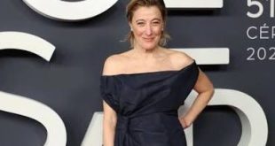 Avrupa sinemasında oyunculuğu, yönetmenliği ve senaryo yazarlığını aynı potada buluşturan Valeria Bruni Tedeschi, karakterlerinin duygusal dünyasını gerçekçi bir yaklaşımla yansıtmasıyla tanınan çok yönlü bir sanatçıdır. Fransız ve İtalyan sineması arasında şekillenen kariyeri boyunca farklı türlerde yapımlarda rol alan sanatçı, özellikle psikolojik derinliği bulunan karakterleri canlandırmasıyla dikkat çekmiştir. Kamera arkasına geçtiğinde ise aile ilişkilerini, bireysel çatışmaları, toplumsal ayrıcalıkları ve insanın kendisiyle hesaplaşmasını konu alan özgün hikâyeler anlatmıştır.