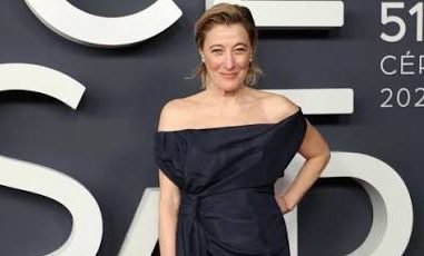 Avrupa sinemasında oyunculuğu, yönetmenliği ve senaryo yazarlığını aynı potada buluşturan Valeria Bruni Tedeschi, karakterlerinin duygusal dünyasını gerçekçi bir yaklaşımla yansıtmasıyla tanınan çok yönlü bir sanatçıdır. Fransız ve İtalyan sineması arasında şekillenen kariyeri boyunca farklı türlerde yapımlarda rol alan sanatçı, özellikle psikolojik derinliği bulunan karakterleri canlandırmasıyla dikkat çekmiştir. Kamera arkasına geçtiğinde ise aile ilişkilerini, bireysel çatışmaları, toplumsal ayrıcalıkları ve insanın kendisiyle hesaplaşmasını konu alan özgün hikâyeler anlatmıştır.