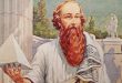 Antik Yunan düşünce tarihinin en dikkat çekici isimlerinden biri olan Pisagor, matematik, felsefe, müzik ve evren anlayışı üzerinde derin izler bırakmış bir düşünürdür. Özellikle dik üçgenlerde kenarlar arasındaki ilişkiyi açıklayan Pisagor teoremiyle tanınan filozof, yalnızca matematiksel araştırmalarıyla değil, sayıların evrenin temelini oluşturduğuna ilişkin görüşleriyle de bilim tarihinin önemli figürleri arasında yer alır.