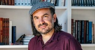 Türkiye'nin yakın tarihini uluslararası ilişkiler ekseninde ele alan araştırmacılardan Mehmet Perinçek, özellikle Rus ve Sovyet arşivlerinde bulunan belgeler üzerine yaptığı çalışmalarla tanınmaktadır. Türk-Sovyet ilişkileri, Millî Mücadele yıllarındaki diplomatik temaslar, Ermeni meselesi ve Avrasyacılık düşüncesi, araştırmalarının yoğunlaştığı başlıca konular arasında yer alır.