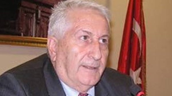 Türkiye'nin yakın tarihini şekillendiren askerî ve siyasi gelişmeler ele alındığında, emekli Orgeneral Çevik Bir'in adı öne çıkan kişiler arasında yer alır. Türk Silahlı Kuvvetlerinde uzun yıllar görev yapan Bir, NATO bünyesindeki çalışmaları, Somali'de üstlendiği uluslararası askerî sorumluluklar ve Genelkurmay İkinci Başkanlığı göreviyle tanındı. Bununla birlikte, kamuoyundaki bilinirliğini artıran en önemli olay, 1997 yılında yaşanan 28 Şubat süreci oldu.