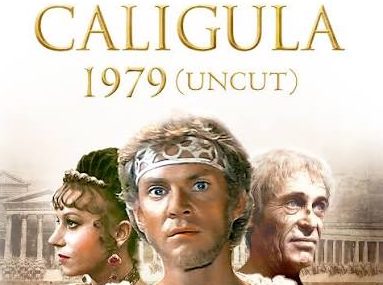 Sinema tarihinde bazı yapımlar, vizyona girdikleri dönemde yarattıkları tartışmaların çok ötesine geçerek yıllar boyunca yeniden değerlendirilmeye devam eder. 1979 tarihli Caligula da bu filmlerden biridir. Roma İmparatorluğu'nun en çok tartışılan hükümdarlarından Caligula'nın yaşamından esinlenen yapım; siyasi entrikaları, iktidar mücadelelerini, ahlaki çözülmeyi ve insan doğasının karanlık yönlerini bir araya getirir. Tinto Brass'ın yönetmenliğinde hazırlanan film, geleneksel tarih dramalarının alışılmış kahramanlık anlayışından uzaklaşarak otoritenin sınırlarını sorgulayan sert bir anlatım ortaya koyar.