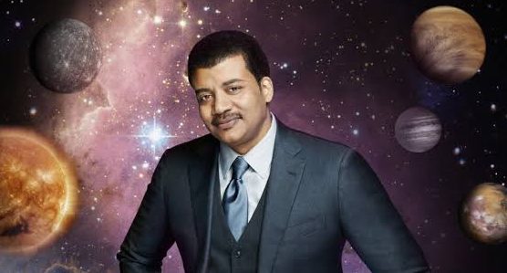 Evrenin nasıl oluştuğu, yıldızların neden parladığı ve insanlığın sonsuz gibi görünen uzaydaki konumu, yüzyıllardır bilim insanlarının yanıt aradığı sorular arasında yer alıyor. Bu soruları yalnızca akademik çevrelerde değil, günlük yaşamın içinde de tartışılır hâle getiren isimlerden biri Neil deGrasse Tyson'dır. Amerikalı astrofizikçi; araştırmacılığı, televizyon programları, kitapları ve bilim odaklı yayınlarıyla astronomiyi geniş kitlelere ulaştıran önemli bir bilim iletişimcisidir.