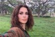 Türk pop müziğinin kendine özgü isimlerinden biri olan Ayşe Hatun Önal, kariyerinin ilk döneminde mankenlik ve televizyon çalışmalarıyla tanınırken, zaman içinde müzik alanındaki üretimleriyle ön plana çıktı. Geleneksel pop anlayışından farklı olarak elektronik müzik, dans ritimleri ve modern prodüksiyonları bir araya getiren sanatçı; “Çeksene Elini”, “Kalbe Ben”, “Çak Bir Selam” ve “Güm Güm” gibi şarkılarla geniş bir dinleyici kitlesine ulaştı.