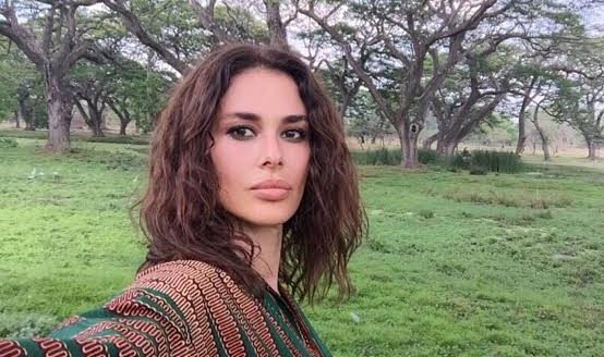 Türk pop müziğinin kendine özgü isimlerinden biri olan Ayşe Hatun Önal, kariyerinin ilk döneminde mankenlik ve televizyon çalışmalarıyla tanınırken, zaman içinde müzik alanındaki üretimleriyle ön plana çıktı. Geleneksel pop anlayışından farklı olarak elektronik müzik, dans ritimleri ve modern prodüksiyonları bir araya getiren sanatçı; “Çeksene Elini”, “Kalbe Ben”, “Çak Bir Selam” ve “Güm Güm” gibi şarkılarla geniş bir dinleyici kitlesine ulaştı.
