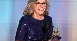 Hollywood’da uzun yıllar boyunca kalıcı bir başarı elde etmek, yalnızca yetenekli olmakla açıklanabilecek bir durum değildir. Değişen izleyici beklentilerine uyum sağlamak, farklı karakterleri inandırıcı biçimde canlandırmak ve kariyer boyunca kendini yenilemek de bu başarının önemli parçalarıdır. Amerikalı oyuncu ve yönetmen Sally Field, bütün bu özellikleri bir araya getiren sanatçılardan biridir. Televizyon komedileriyle başladığı meslek yaşamını ödüllü sinema filmlerine, tiyatro sahnesine ve yönetmenlik çalışmalarına taşıyan Field, Hollywood’un deneyimli ve saygın isimleri arasında yer alır.