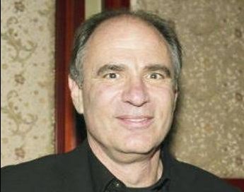 Hollywood sineması, yalnızca kamera önünde görünen yıldızların ve filmlere yön veren yönetmenlerin katkılarıyla gelişmez. Bir projenin hazırlanması, finansal kaynakların düzenlenmesi, yaratıcı ekibin bir araya getirilmesi ve çekim sürecinin yönetilmesi gibi birçok aşamada film yapımcıları önemli görevler üstlenir. Amerikalı yapımcı Alan Greisman, farklı türlerdeki yapımlara katkıda bulunmuş ve uzun yıllara yayılan kariyeriyle sinema sektöründe kendine yer edinmiş isimlerden biridir.