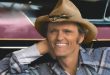 Amerikan country müziğinin kendine özgü sanatçılarından biri olan Jerry Reed, gitaristliği, şarkı yazarlığı, güçlü sahne performansı ve oyunculuk yeteneğiyle müzik ve sinema dünyasında iz bırakmış çok yönlü bir sanatçıdır. Geleneksel country müziğini rockabilly, blues ve rock etkileriyle birleştiren Reed, özellikle kendisine özgü gitar tekniğiyle tanınmıştır. 1960'lı ve 1970'li yıllarda yayımladığı şarkılarla geniş bir dinleyici kitlesine ulaşan sanatçı, ilerleyen yıllarda sinema filmlerinde üstlendiği rollerle de popülerliğini artırmıştır.