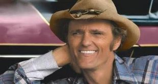Amerikan country müziğinin kendine özgü sanatçılarından biri olan Jerry Reed, gitaristliği, şarkı yazarlığı, güçlü sahne performansı ve oyunculuk yeteneğiyle müzik ve sinema dünyasında iz bırakmış çok yönlü bir sanatçıdır. Geleneksel country müziğini rockabilly, blues ve rock etkileriyle birleştiren Reed, özellikle kendisine özgü gitar tekniğiyle tanınmıştır. 1960'lı ve 1970'li yıllarda yayımladığı şarkılarla geniş bir dinleyici kitlesine ulaşan sanatçı, ilerleyen yıllarda sinema filmlerinde üstlendiği rollerle de popülerliğini artırmıştır.