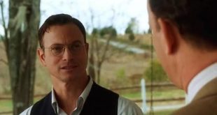 Amerikalı oyuncu, yönetmen ve müzisyen Gary Sinise, sinema, televizyon ve tiyatro dünyasında uzun yıllara yayılan kariyeriyle tanınan önemli sanatçılardan biridir. Özellikle 1994 yapımı Forrest Gump filminde canlandırdığı Teğmen Dan Taylor karakteriyle uluslararası çapta büyük bir üne kavuşan Sinise, oyunculuk yeteneğinin yanı sıra yönetmenlik çalışmaları ve sosyal sorumluluk projeleriyle de dikkat çekmiştir. Tom Hanks ile birlikte rol aldığı Forrest Gump, Apollo 13 ve The Green Mile gibi yapımlar, sanatçının kariyerinde önemli bir yere sahiptir.